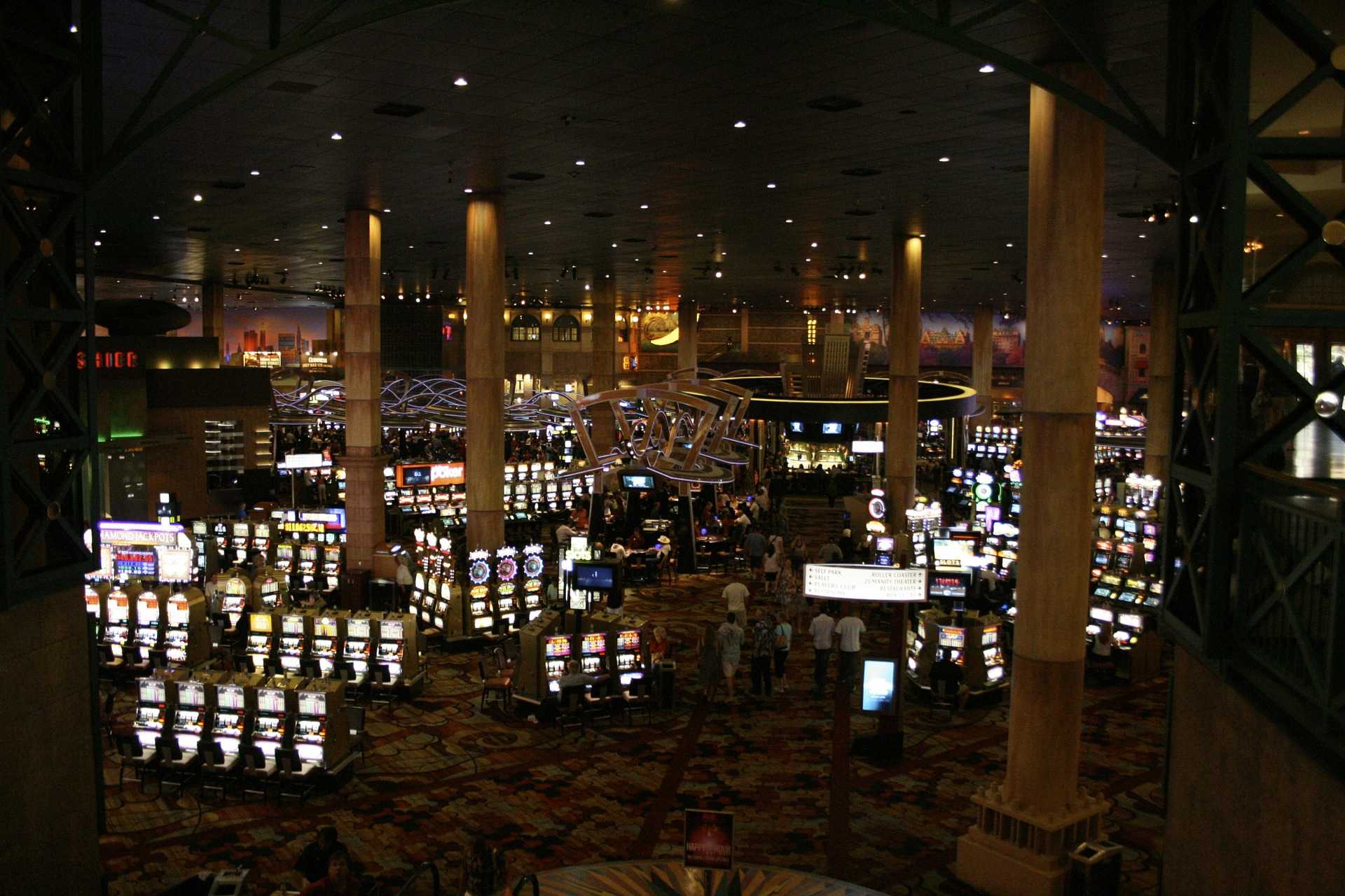 Blick auf beleuchtete Spielautomaten im Casino